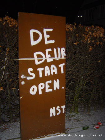 de-deur-staat-open